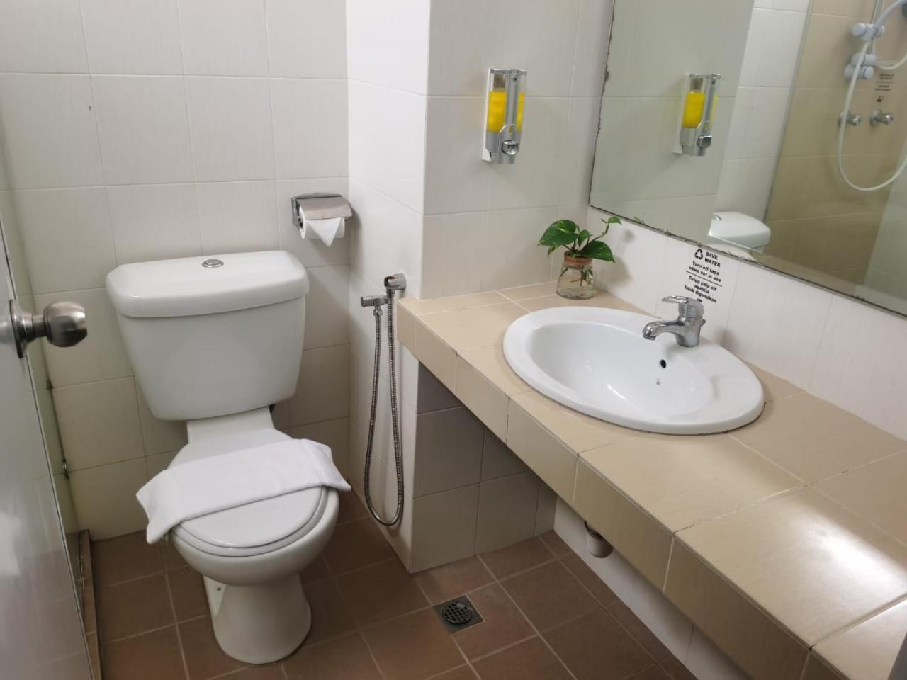 Lovita Hotel Kuantan Kültér fotó